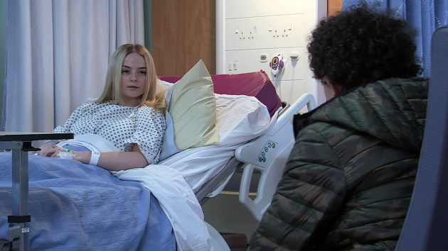 Simon besucht Kelly im Krankenhaus