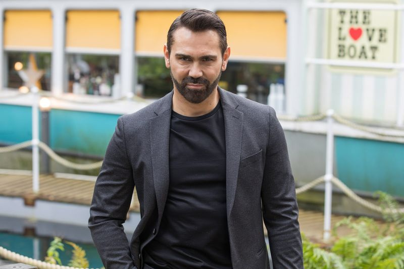Brad Kingiä näyttelee Tom Benedict Knight Hollyoaksissa