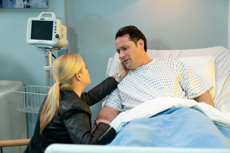 Ο Tony Hutchinson στο νοσοκομείο στο Hollyoaks