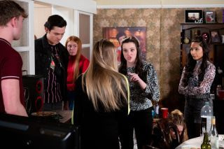 Spoilers pe Coronation Street: Imaginile topless cu Asha Alahan sunt dezvăluite la petrecerea lui Amy