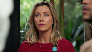 Spoilers de 'Vizinhos': Amy Greenwood é vítima de GOSSIP!