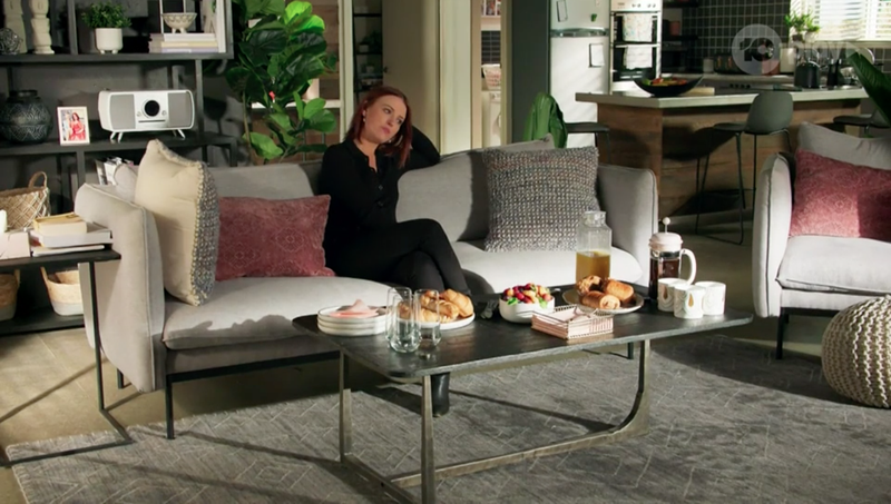 Spoilers de vizinhos, Nicolette Stone