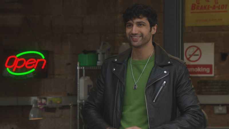 Shaq Qureshi es interpretado por Omar Malik en Hollyoaks