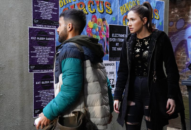 Vinny sfoga le sue frustrazioni facendo graffiti a EastEnders