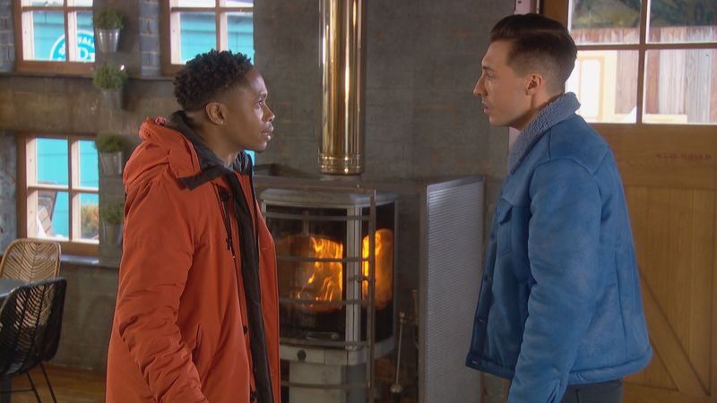 Scott Drinkwell et Mitchell Deveraux dans Hollyoaks