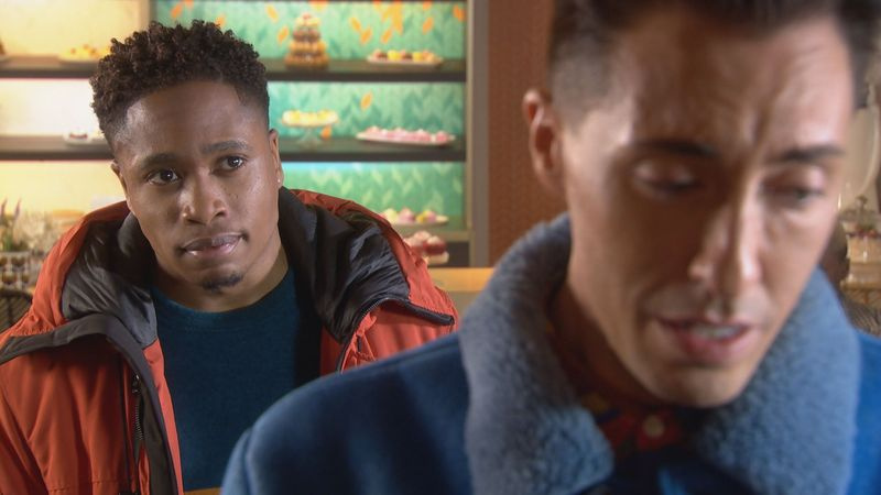 Scott Drinkwell et Mitchell Deveraux dans Hollyoaks