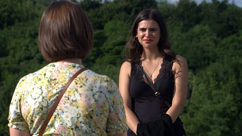 Meena cilja na Victoria v Emmerdaleu.