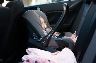 Emmerdale-spoilers! De baby van Chas en Paddy is weggerukt van de parkeerplaats van het ziekenhuis!