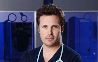 'Holby City' -spoilerit: Oliver Valentine on TAKAISIN!