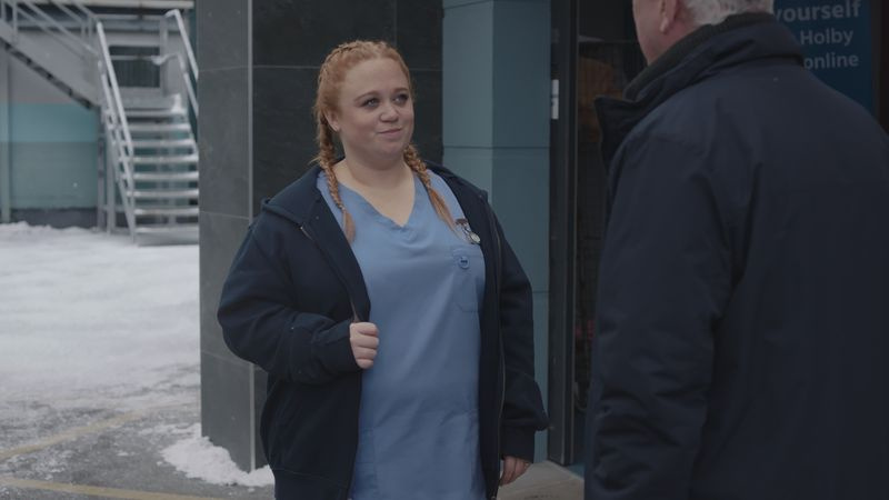 Robyn sorride a Charlie fuori dall