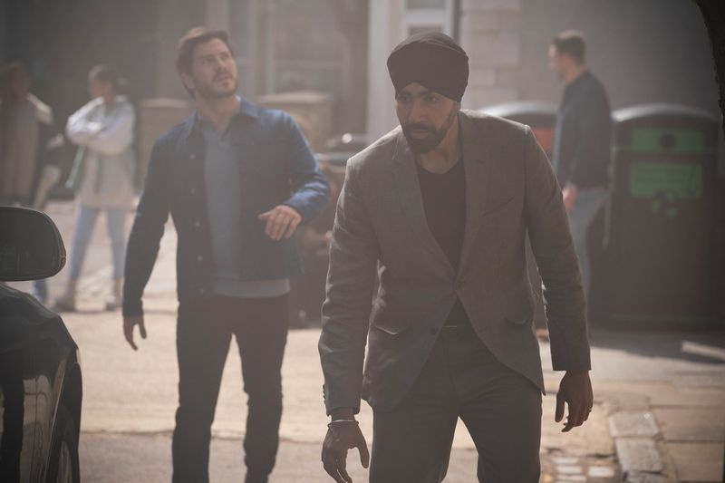 Kheerat Panesar și Gray Atkins se îndreaptă spre casa Mitchell din EastEnders