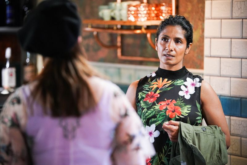 Suki Panesar vorbește cu Honey Mitchell în EastEnders