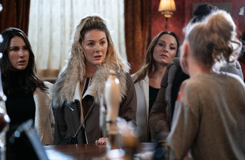 Shelley kommt im The Vic in EastEnders an
