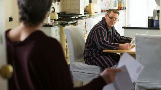 Spoilers des docteurs : Rob Hollins cache-t-il un SECRET à Karen ?