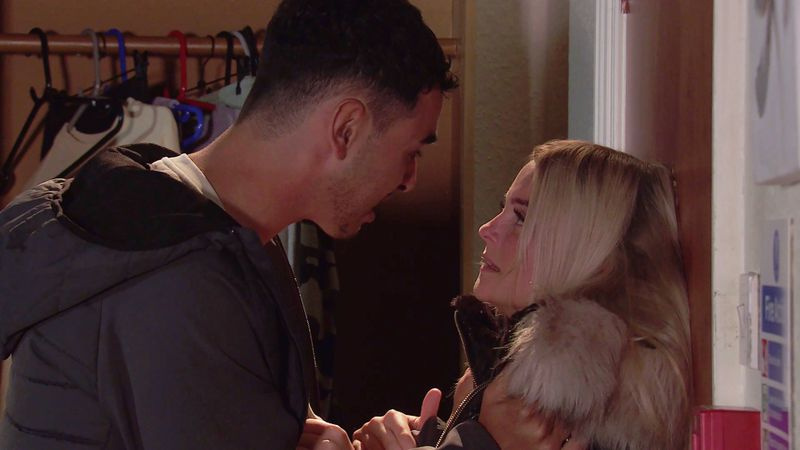 Kelly is doodsbang als Cole haar confronteert.