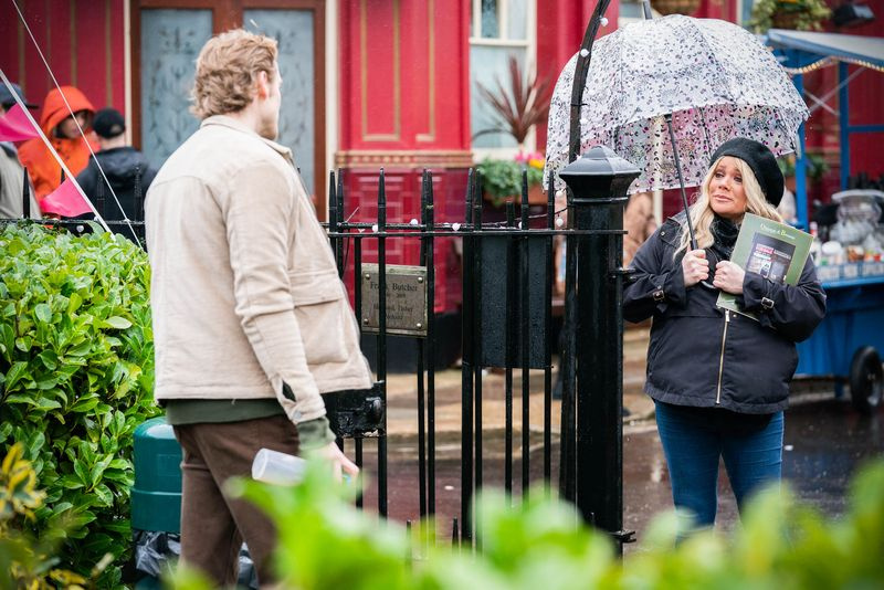 Sharon Beale y Peter Beale charlan en EastEnders