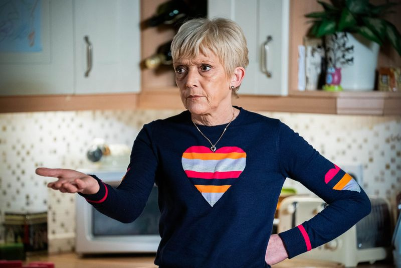 Jean es apresurada en EastEnders