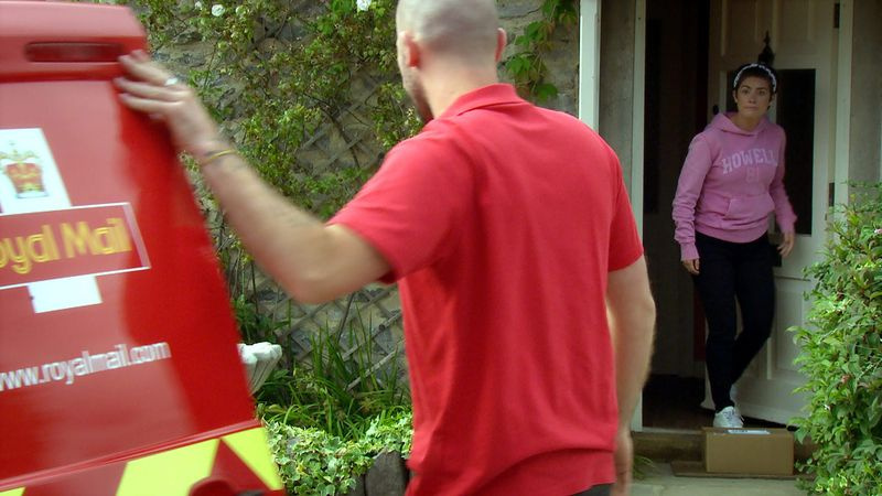 Viktorija suintrigavo radusi siuntinį prie savo durų Emmerdale