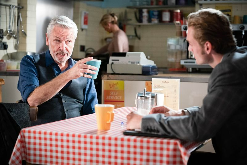 Rocky Cant snakker med Peter Beale i EastEnders