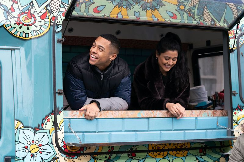 Keegan en Iqra maken plannen in EastEnders.