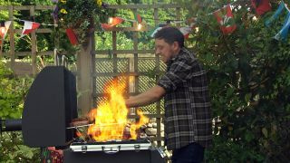 Spoiler 'Emmerdale': Matty Barton è bruciato mentre aiuta a un barbecue al Woolie!
