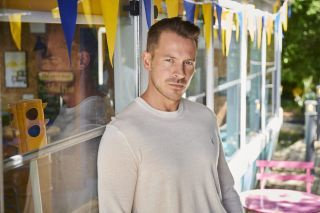 Hollyoaks spoileri: Darena Osborna uzvedība izraisa bažas par veselību