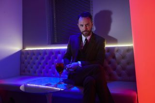 Spoilers de Hollyoaks: ¡CULPABLE! James Nightingale lucha por mantenerse unido