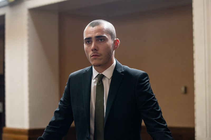 Corey vaatab trotslikult pealt, kuidas Kelly häbist pead riputab.