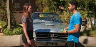 Kaimynai spoileriai: Levi Canning perka Bea Nilsson automobilį!