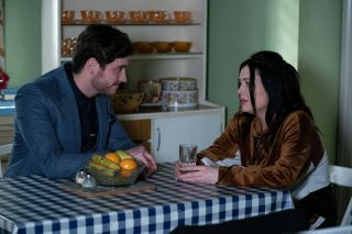 Spoilers EastEnders: Whitney Dean se mută pentru un sărut cu Gray!