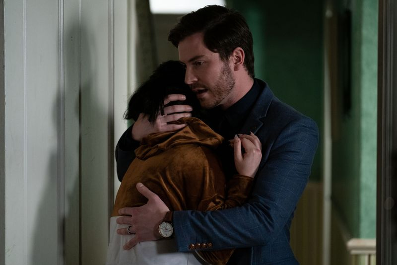Whitney Dean și Gray Atkins se apropie FOARTE!
