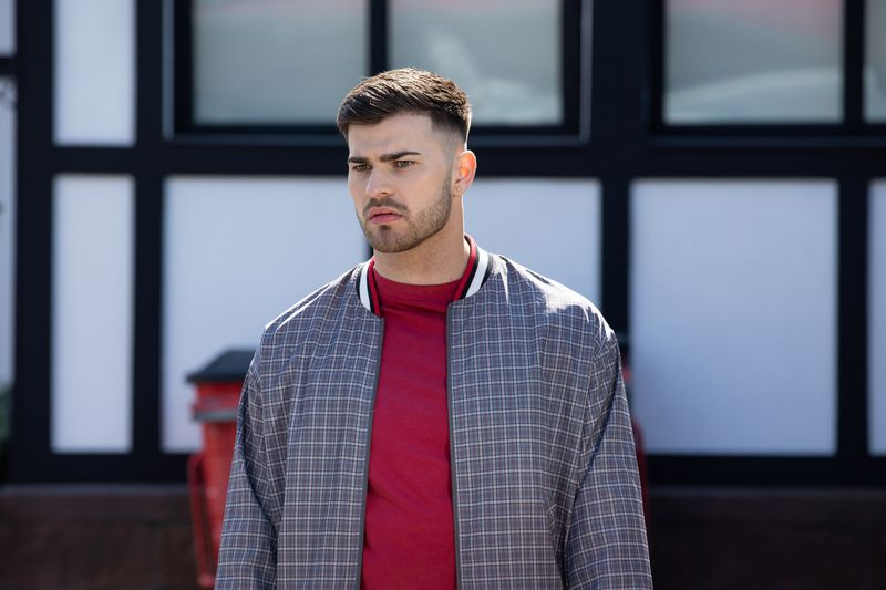 Ο Romeo Nightingale ανησυχεί για την Cher Winters στο Hollyoaks