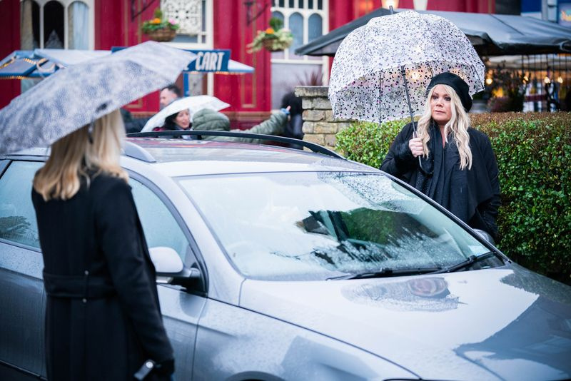 Sharon Beale und Kathy Beale gehen zu Gavin