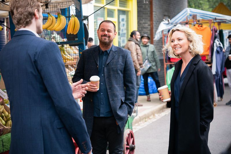 Janine Butcher gareggia con Peter Beale in EastEnders