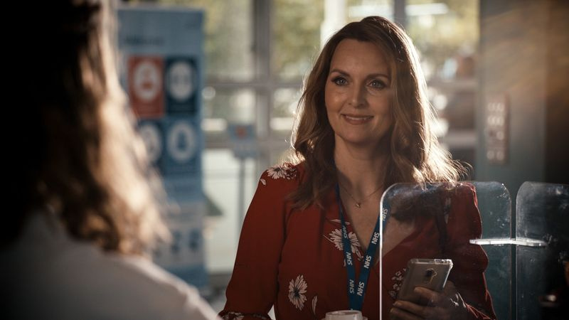 Debra Stephenson spelar Jeni Sinclaire i Holby City