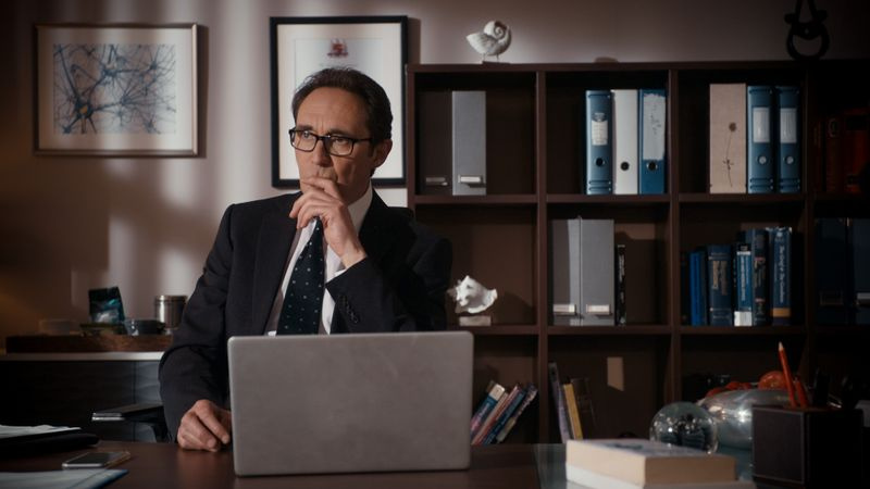 Guy Henry spelar Henrik Hanssen i Holby City