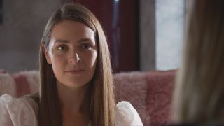 „Hollyoaks“-Spoiler: Sienna Blake in Schwierigkeiten, weil sie einen Schüler verletzt hat?