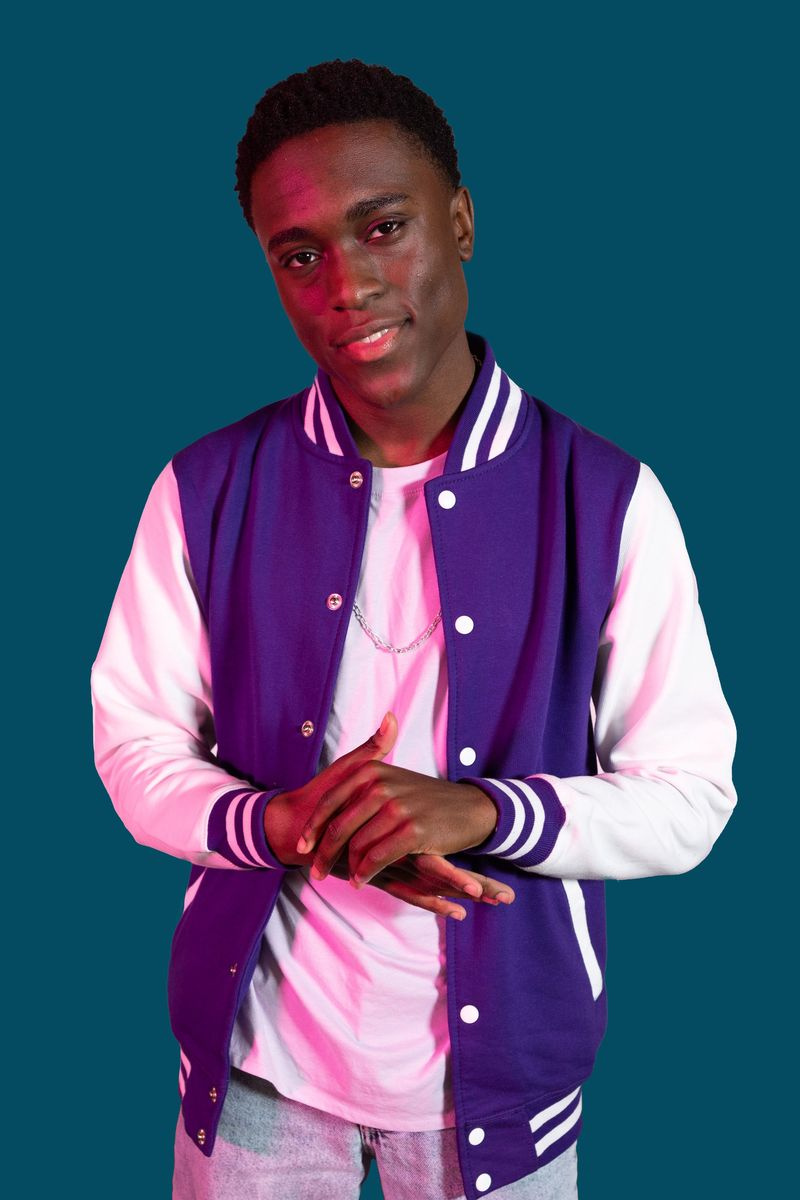 TOMI ADE PRISIJUNGIA PRIE HOLLYOAKS vaidmenų kaip DEMARCUS WESTWOOD