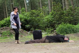 Hollyoaks spoilerit @25: Revenge! Lynsey kaataa Silasin tajuttomaksi