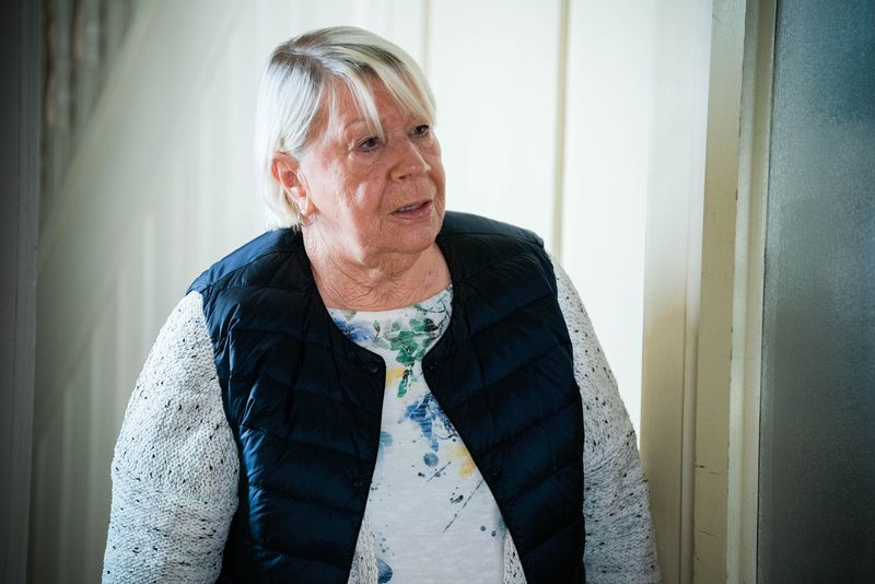 Jean veenab Mo-d EastEndersi kruiisile minema