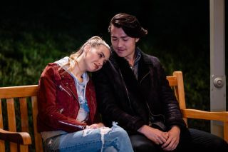 Spoilers 'Voisins': Leo Tanaka embrasse Chloe Brennan!