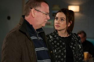 EastEndersin spoilerit: Ian Beale vastustaa Dotty Cottonia