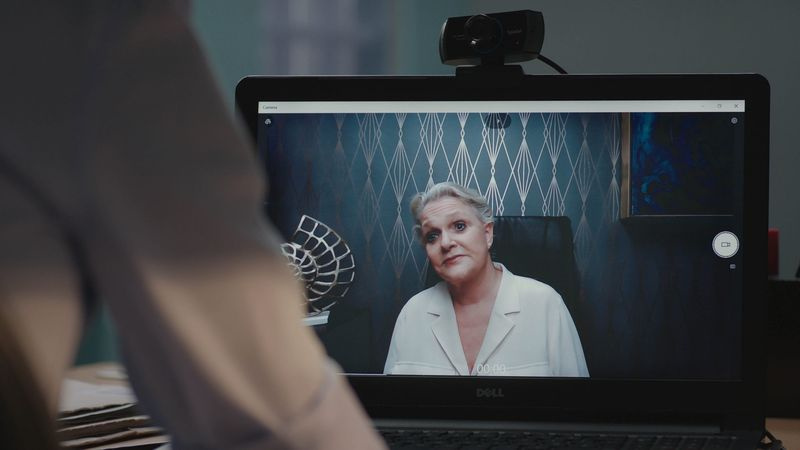 Η Sharon Gless σε μια οθόνη υπολογιστή ως Zsa Zsa αφού ο Dylan την καλεί στην Αμερική