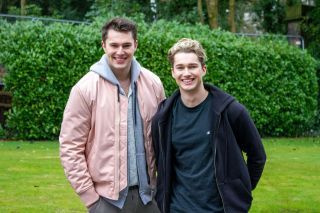 Spoilery Hollyoaks: Jacob, grany przez Curtisa Pritcharda, przybywa do wioski