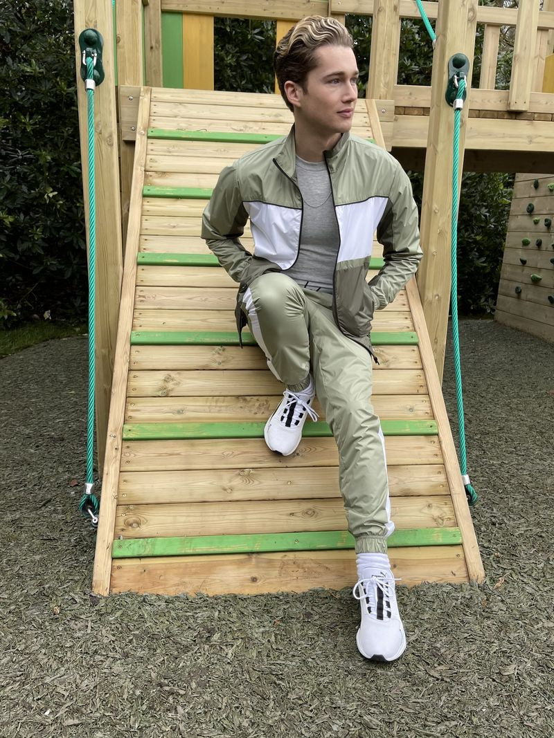 Marco grany przez AJ Pritcharda w Hollyoaks