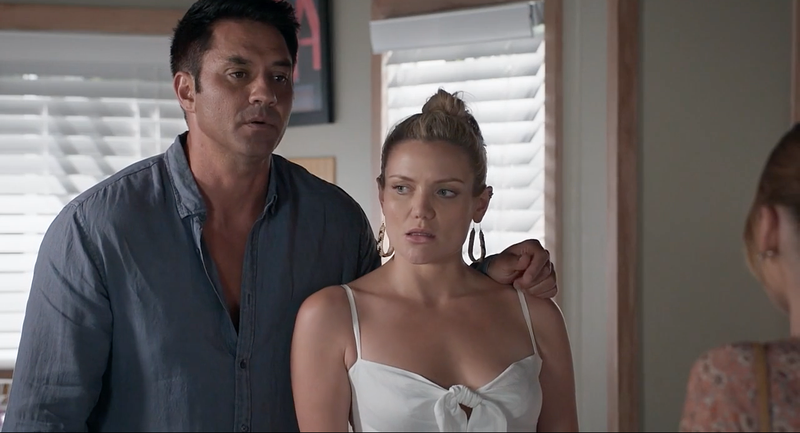 Spoilers de local y visitante, Ari Parata, Mia Anderson