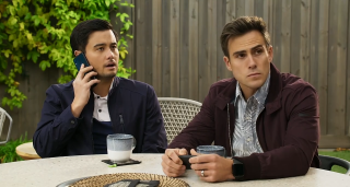 Spoilers des voisins : Quel est le dilemme d'Aaron Brennan et David Tanaka ?
