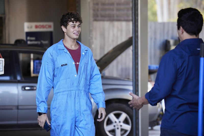 Σπόιλερ Home and Away, Theo Poulos, Justin Morgan