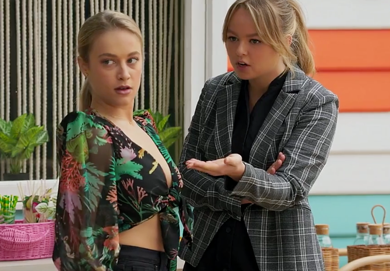 Roxy Willis i Harlow Robinson w Sąsiedzi.