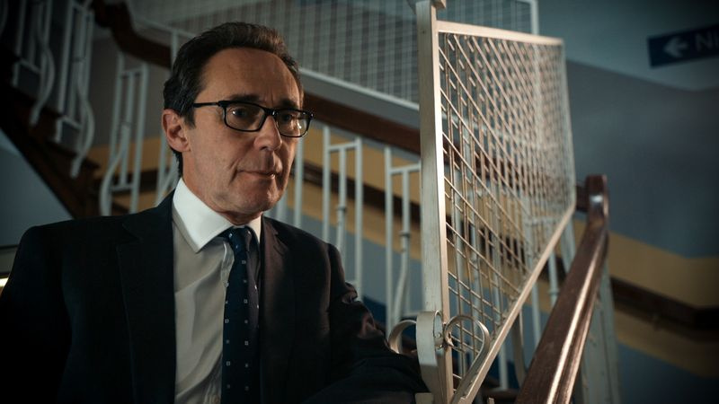 ガイ・ヘンリーはホルビーシティでヘンリック・ハンセンを演じています